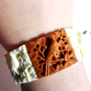 Vintage bird bracelet brown and off white color early plastic stretch ti…
